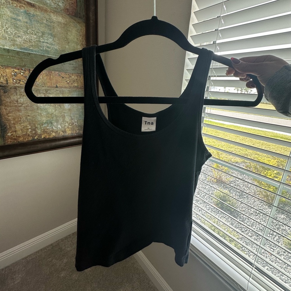 Aritzia Black Scoop Neck Sleeveless Tank Top